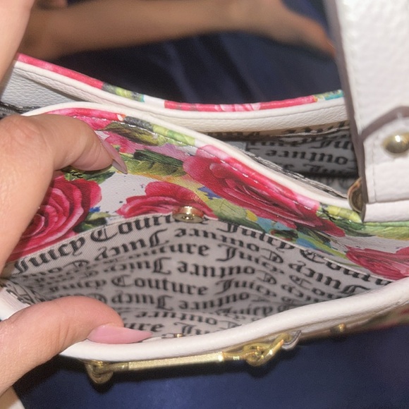 🌹JUICY COUTURE🌹 White Rose tote with crossbody strap - Picture 4 of 10